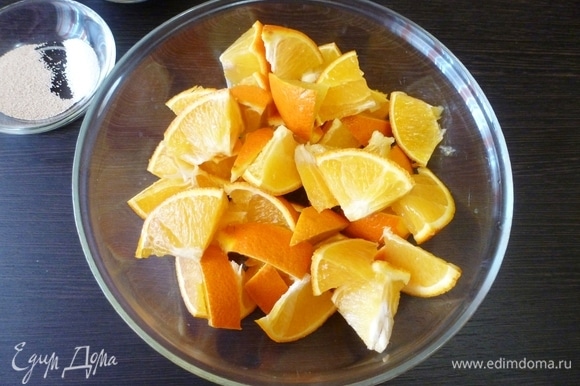 Нарезать апельсины вместе со шкуркой кусочками.