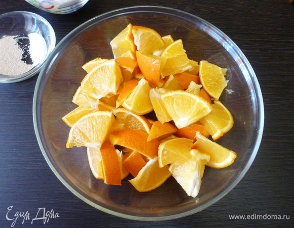 Нарезать апельсины вместе со шкуркой кусочками.