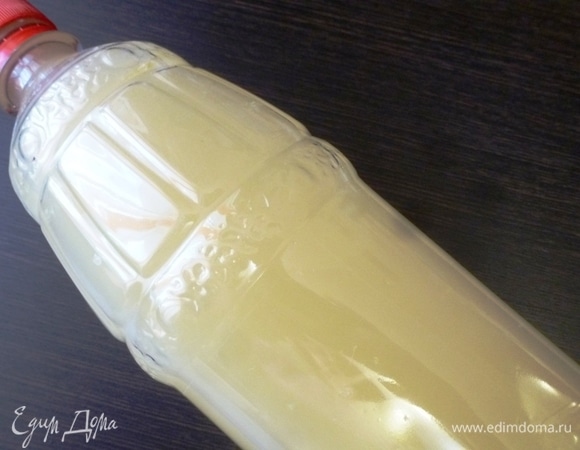 На следующий день содержимое банки аккуратно слить через сито. Кусочки апельсина выкинуть, а квас разлить по бутылкам. Закрыть крышкой и поставить в холодильник на несколько часов для охлаждения. Открывайте с осторожностью — бутылки под давлением! Вкус кваса мне напомнил несладкий Sprite или тоник. Вкус апельсина присутствует, есть пикантная горчинка. Приятного аппетита!