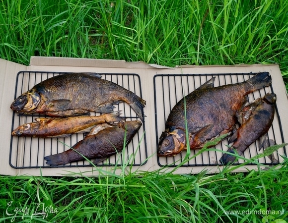 Достаем рыбку и снимаем с решетки!