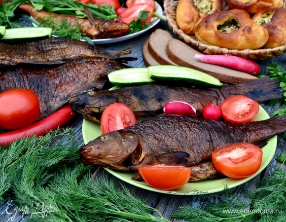 Подать рыбу на блюде с овощами. Это 2 линя!