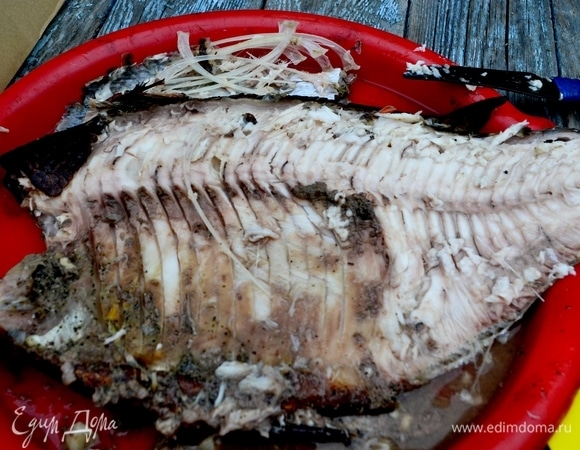 Как правильно разобрать такую рыбу? Снимаем шкурку с чешуей. Она прям легко отделяется. И порционно отделяем кусочки филе.