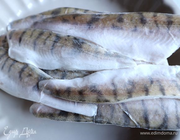 У меня здесь замороженное филе судака. Сначала его надо немного разморозить.