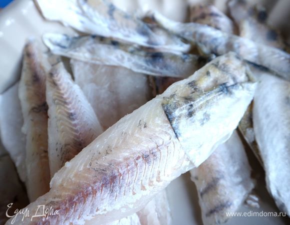 Снять шкурку с каждого филе судака. В таком виде шкурка снимается легко.