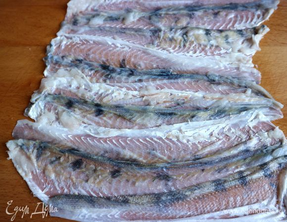 Разделочную доску слегка смазать растительным маслом. Положить на доску рыбью кожу внахлест.