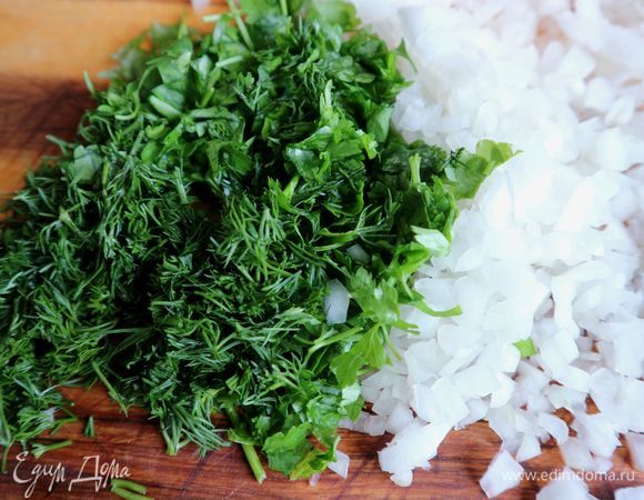 Репчатый лук почистить, мелко нарезать. Очень важно выбрать сочный лук. У меня здесь лук нового урожая. Зелень мелко нарезать. Петрушку выберите с нежными листиками.