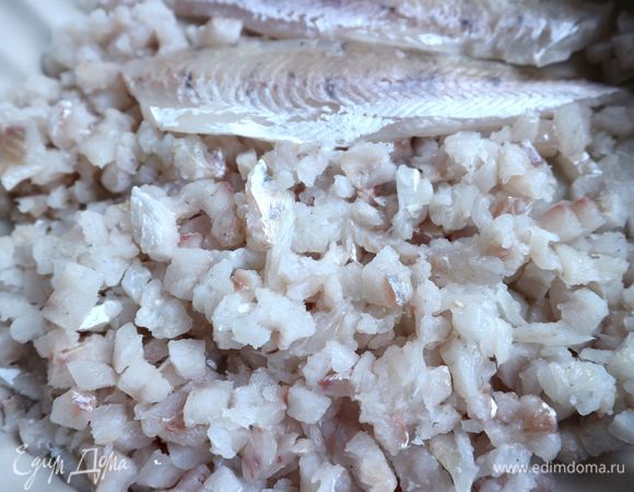 Порубить острым ножом на кубики со стороной примерно 0,5–0,7 см филе, которое еще чуть заморожено. Мясорубку не применять, так как можно выдавить весь сок из рыбы, и блюдо будет сухим. Кусочки филе должны полностью оттаять.