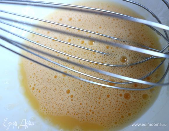 Взбить венчиком яйцо до состояния легкой пены.