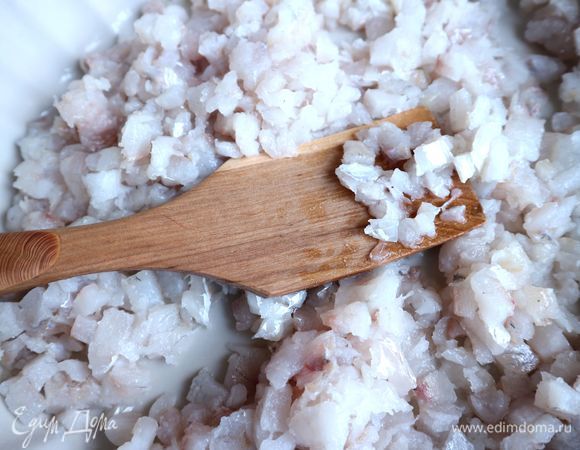 Поставить на огонь кастрюлю с водой, в которую добавлена соль (0,3 ч. л.), нарезанный корень петрушки, перец горошком. Вода должна закипеть. Немного помять деревянной ложкой филе или побить обухом ножа.