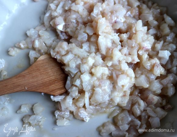 Добавить яйцо к филе судака, перемешать.