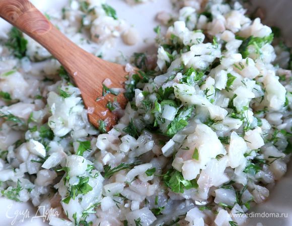 Добавить лук и зелень, соль (0,5 ч. л.), перемешать.