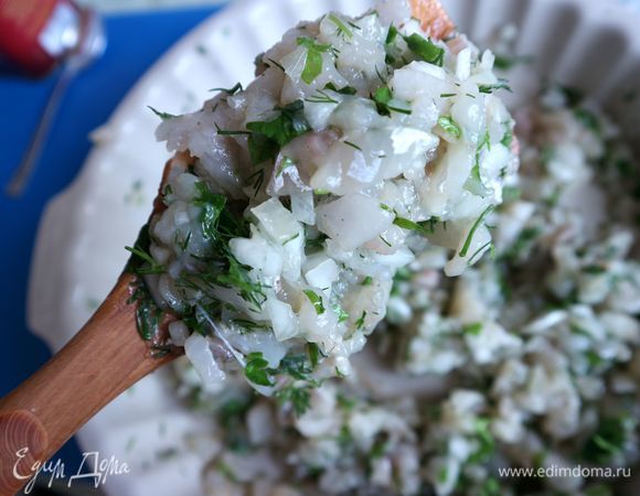 Затем зачерпнуть ложкой филе, приподнять и с силой, перевернув ложку, отправить филе снова в миску. Эту процедуру проделать в течение минуты.
