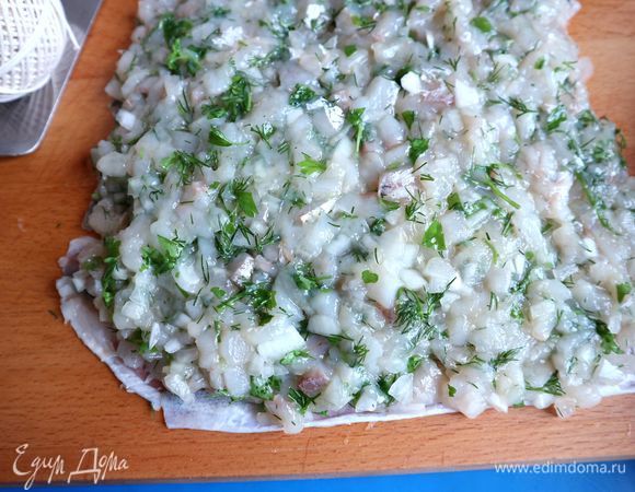 Положить смесь на шкурки судака ровным слоем.