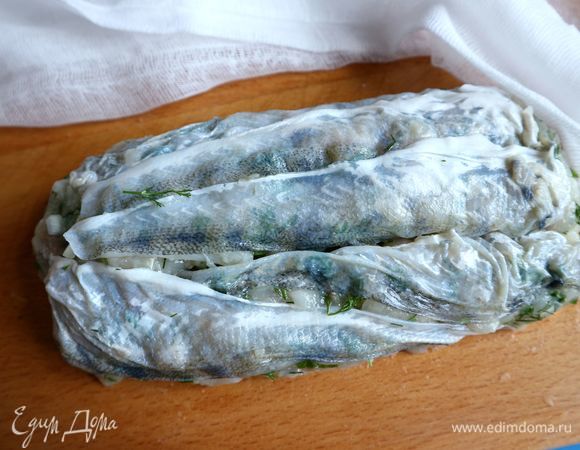 Аккуратно завернуть рулетом: снаружи — рыбья шкурка, внутри — содержимое.