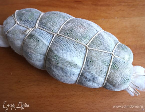 Накрыть марлей, сложенной в два слоя, завернуть рулет в марлю. Хорошо скрепить края кулинарной нитью. Обмотать нитью рыбный рулет.