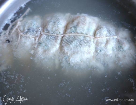 Опустить в кипящую воду. После повторного закипания варить 17–20 минут. Вода не должна сильно кипеть. Крышкой кастрюлю не закрывать (важно!). Оставить остывать в кастрюле до теплого состояния.