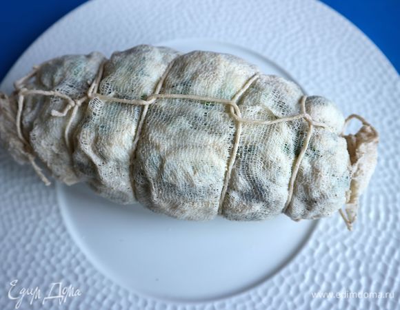 Вынуть из бульона тельное на дуршлаг, дать немного стечь бульону.