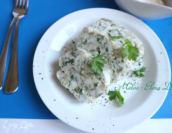 Так тельное выглядит на следующий день после того, как проведет ночь в холодильнике. Миску с тельным накройте крышкой. Если перед тем, как убрать тельное в холодильник, вы нальете на дно миски с тельным пару ложек (не более) бульона, утром он превратится в прекрасную глянцевую корочку. Я такое тельное подаю с хреном. Очень нежная рыбка! Приятного аппетита!