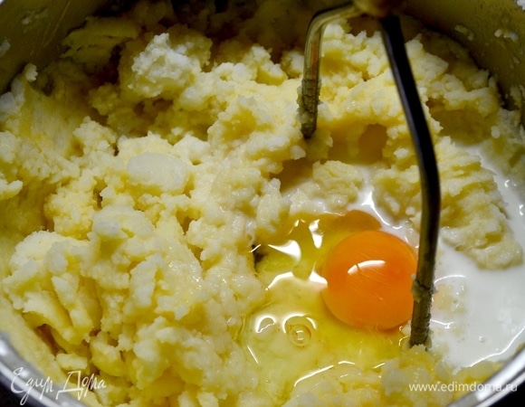 Картофель отварить, слить воду, растолочь в пюре, дать остыть. Добавить молока понемногу, чтобы пюре не было слишком мягким, растолочь. По одному вводим яйца (2–3 шт.).