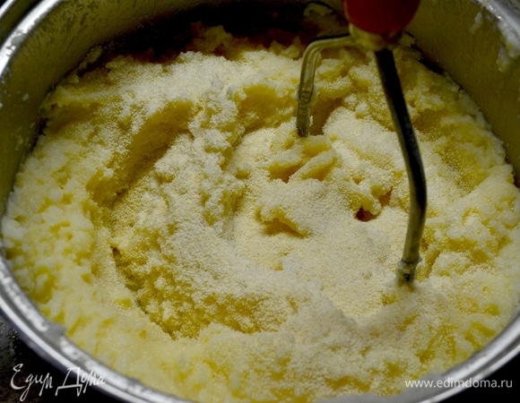 Добавляем муку и манку постепенно, перемешиваем и оставляем на 15 минут, давая манке время раскрыться.