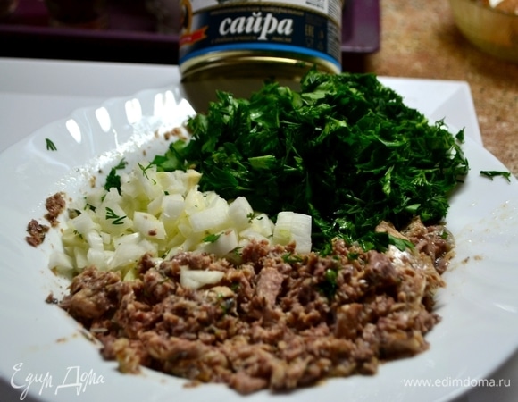 Сайру от ТМ «Капитан Вкусов» открыть и размять вилкой, добавить измельченную зелень и нарезанный мелким кубиком лук.
