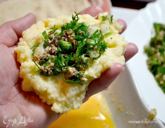 Смазать руки маслом. Берем подготовленное пюре, в центр добавляем ложку начинки, формируем котлету. Обваливаем в сухарях панировочных, потом — в яйце, затем — снова в сухарях.