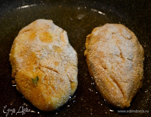 Обжариваем под крышкой с 2-х сторон до золотистого цвета. На 4 порции я сделала четыре зразы.