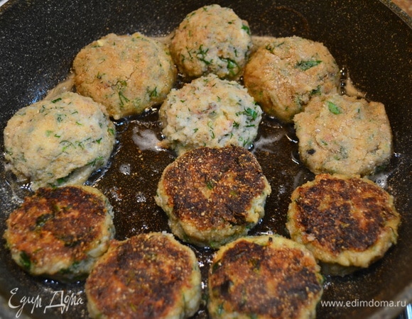 В оставшееся пюре добавила начинку, перемешала, сформировала шарики, обваляла в панировочных сухарях и обжарила с 2-х сторон.