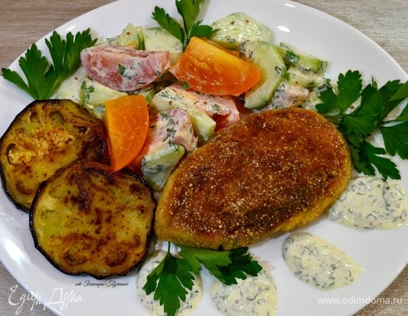 Подать с салатом из помидора и огурца.