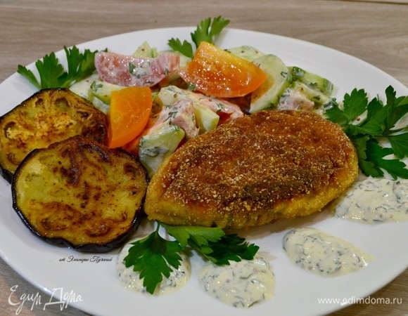 Полить соусом: смешать сметану, измельченную зелень, горчицу зерновую.