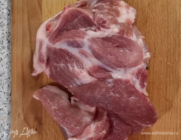 Берем кусок мяса (в данном случае выбрана шейка — она более мягкая и сочная). Промываем в холодной воде. Кладем на разделочную доску.
