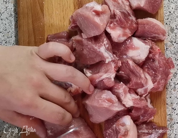 Нарезаем мясо на кусочки нужного нам размера.
