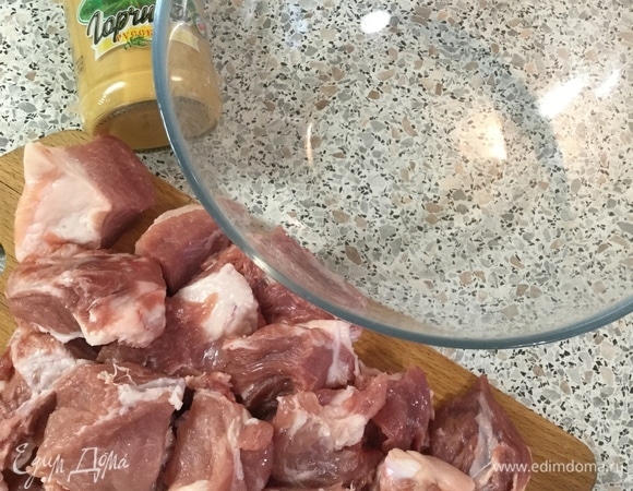 Перемешиваем мясо с горчицей и тщательно перемешиваем.