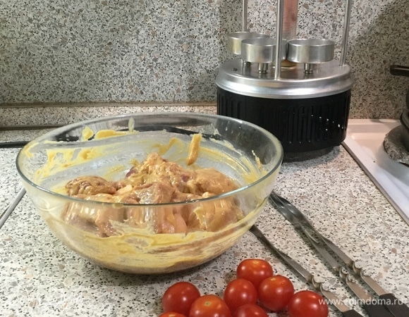 Берем помидоры черри и насаживаем на шампуры мясо поочередно с помидорами.