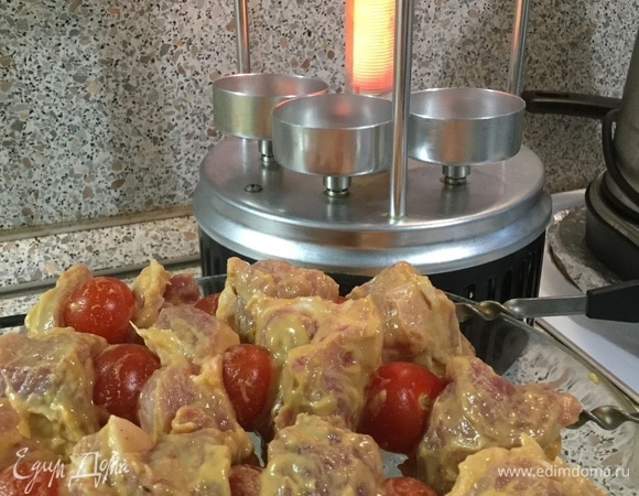 Подготовив шампуры с мясом, мы ставим их в электрическую шашлычницу.