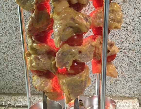 На предварительно разогретую шашлычницу мы ставим шампуры с мясом.