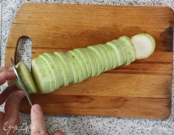 Нарезав кружочками, мы отправляем его в миску.