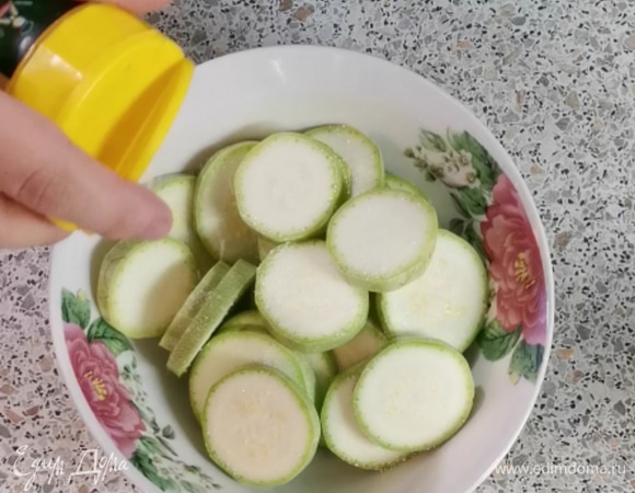 Посыпаем солью по вкусу.