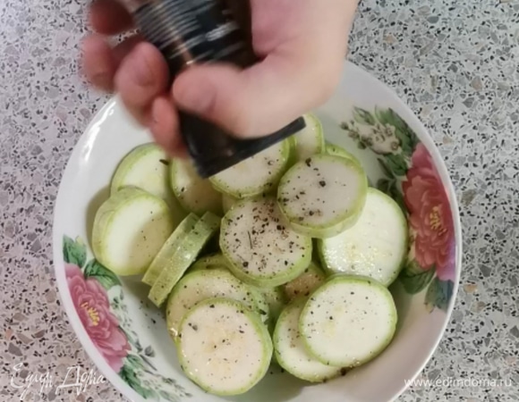 И немного перчим, чтобы не перебить сам вкус кабачка.