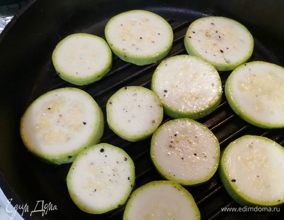 Отправляем наш подготовленный кабачок на сковородку-гриль, разогретую предварительно. Следим и переворачиваем. Жарим до красивой корочки.