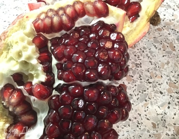 Разделив гранат, мы достаем немного семян для декора и вкуса.
