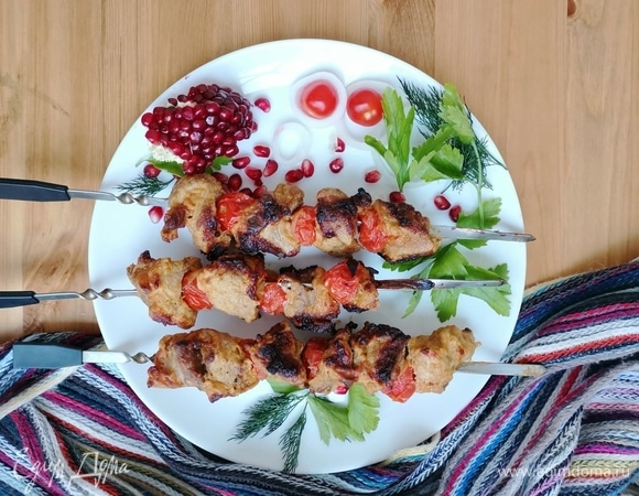 Раскладываем по тарелкам и подаем к столу, украшая зеленью, гранатом.