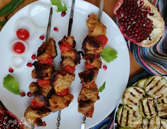 Блюдо нужно подавать с соусами, такими как кетчуп и горчица (обязательно зерновая — она придает особый шарм мясу).