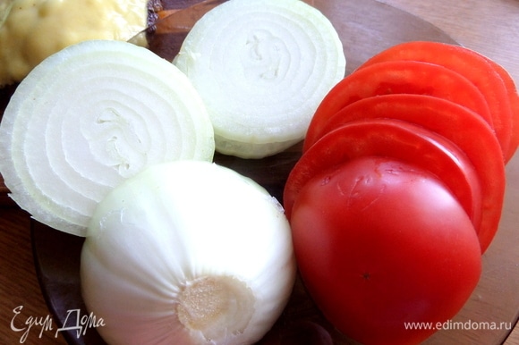 Лук нарезать кольцами, помидоры — кружочками. Рекомендую лук салатный белый.