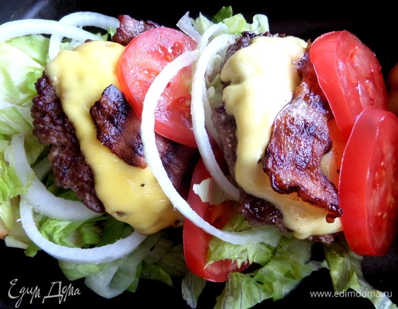 Повторяем слои с котлетой под сыром и бекон сверху.