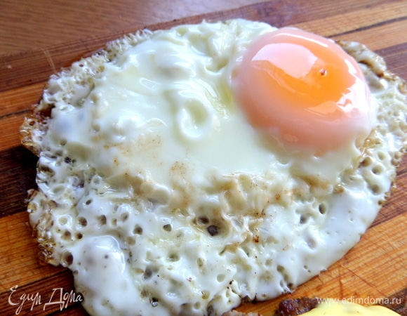 На плоской сковороде жарим яйцо с недожаренным желтком. Солим крупной солью.