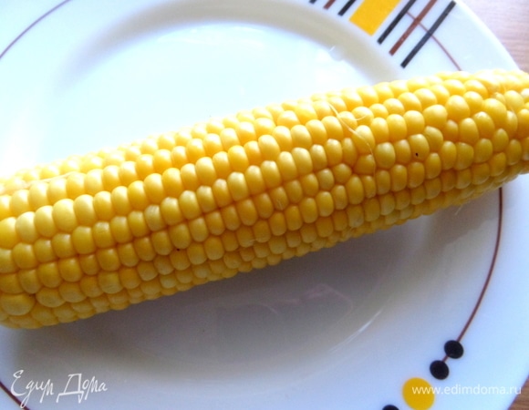 Кукурузу заранее отвариваем. Подавать лучше теплой.