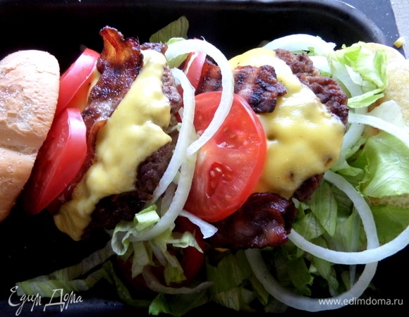 Можно поставить стоя и закрепить шпажкой, как тут: https://www.edimdoma.ru/retsepty/97724-dvoynoy-chiken-burger-na-rzhanoy-chiabatte, а я покажу «лежачий» вариант.