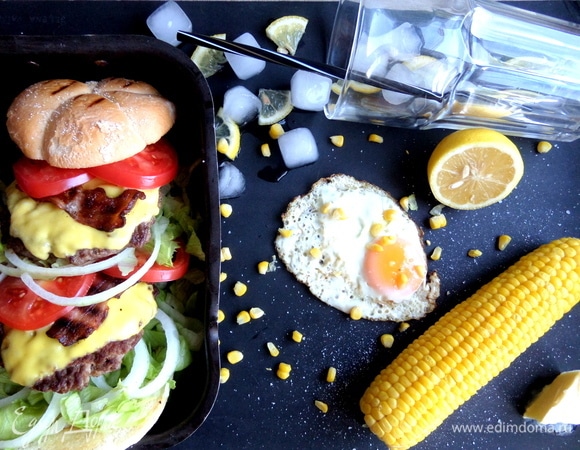 На горячую кукурузу положить кусочки масла и посолить.