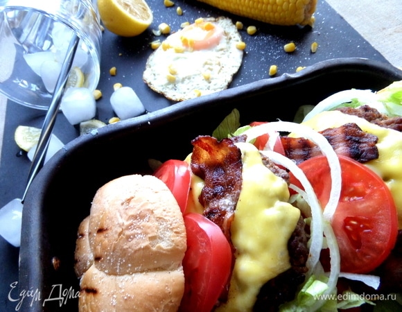 Яйцо положить рядом, подать теплым.